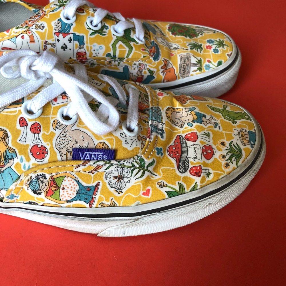 VANS Alice in Wonderland collectors edition Size 7